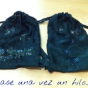 mochila de damasco negro, bordada en azul y amarillo con cortadillo creando rosas . mochila de cordones.